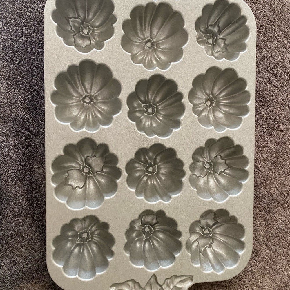 Nordic Ware, Pumpkin Patch Baking Pan
6 Individual Cakes